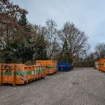 Meer overzicht op de bouwplaats met een 20 m³ container